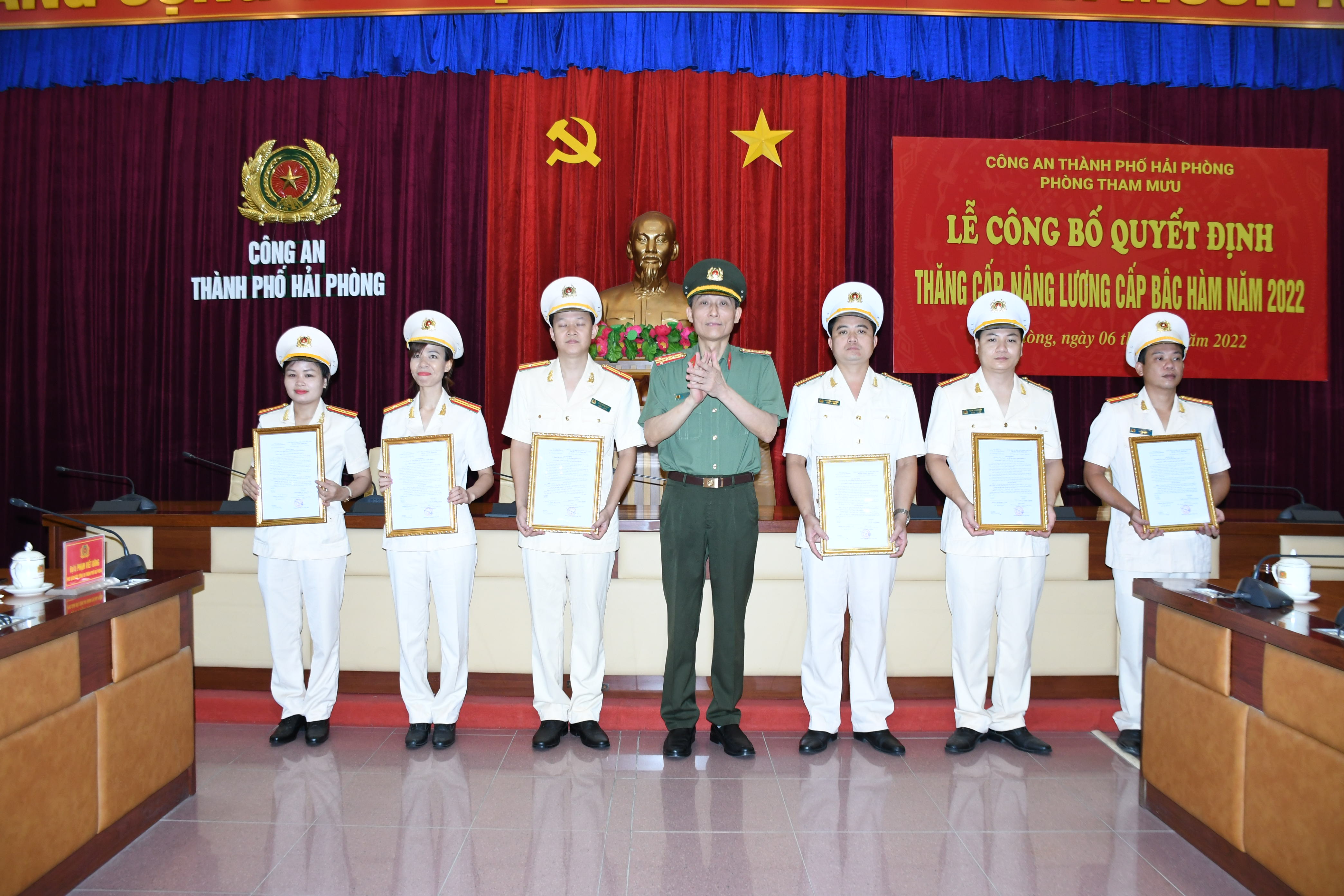 Công an các đơn vị, địa phương công bố quyết định thăng cấp bậc hàm, nâng lương năm 2022